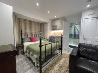 Luxury room with en-suite bathroom in West London . Hotels in Greenford