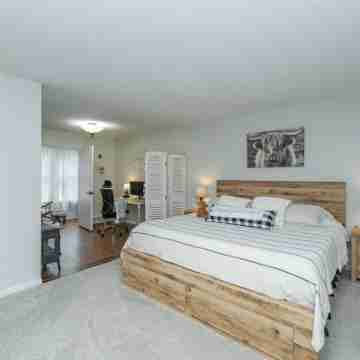 Warm Nest Inn - Spacious, Luxurious  2-bedroom, one block to St Mary's Rooms