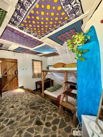 Charming beach-front cottage in Tiwi for easy-going friends with AC and WiFi Отели в г. Тиви