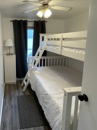 Renovated home in central Wawa Отели рядом с достопримечательностью «Sandy Beach»