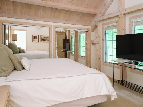 4-bedroom Queechy Lake House with Private Dock and Fire Pit Hotels in Canaan