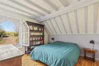 Large property with 2 houses and 1 heated swimming pool 1h20 south of Paris. Hotel a Estouy