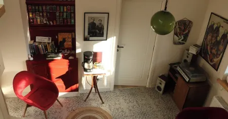 Double-bedroom apartment in downtown, with a wine bar on ground floor