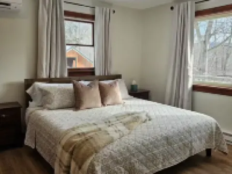 Mountain Views, Private, Close to Ski, Lake Placid & Olympic Venues Hotels in Keene