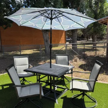 Walking distance to restaurants! Come enjoy our 3-bed cabin in Pine!