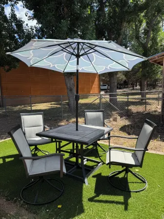 Walking distance to restaurants! Come enjoy our 3-bed cabin in Pine!