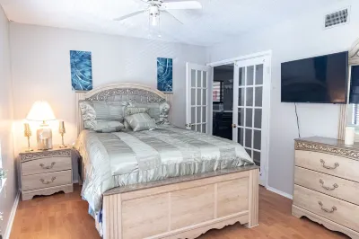 LUXE 3BR 2BA in Atl's Historic Pill Hill-Swim Pool, Tennis, Duck Pond, Cabanas! Azalea Park Boardwalk, Roswell附近的飯店