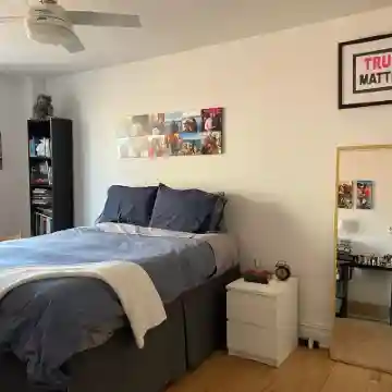 Modern lg 2/2 Condo central Wburg : balcony, prkg, roof, gym. Sleeps 6 Rooms