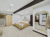 Spacious Sleeps 18+ 6-bedroom house with movie theatre, sports court, huge yard