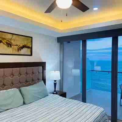 Impressive oceanview condo. Floor 15; pool, sauna & jacuzzi. Rooms