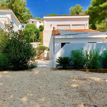 T3 garden heated pool parking close to port