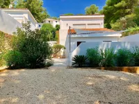T3 garden heated pool parking close to port