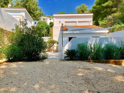 T3 garden heated pool parking close to port