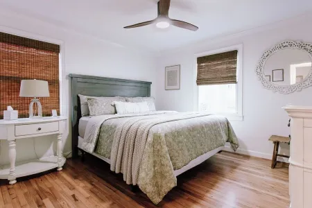 Charming 2-bedroom cottage in downtown Anderson SC. Отели рядом с достопримечательностью «Парк Дженератор»