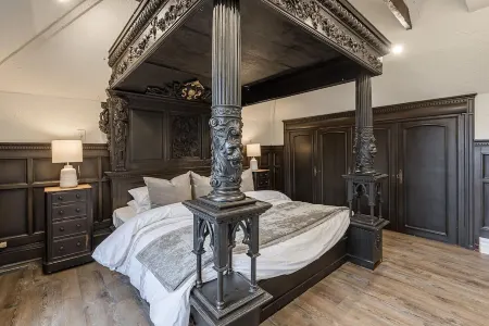 The Kirkendall Mansion & Coach House -  Luxury & Comfort 14 Bedroom 10 Washroom Отели рядом с достопримечательностью «Колледж Мохок»