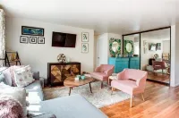 Chic apartment in fabulous Kenmore with fitness room, WiFi, AC Hotels in Kenmore