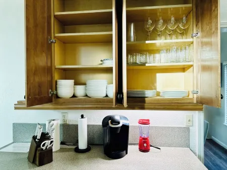 Charming 3-bedroom bungalow with WiFi and AC in delightful Folsom Отели в г. Фолсом