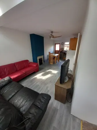 Lovely big family home with locked off street parking. Отели в г. Лимавади