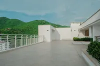 3 min to beach apartment, ocean view, terrace, big pool, and AC in Santa Marta