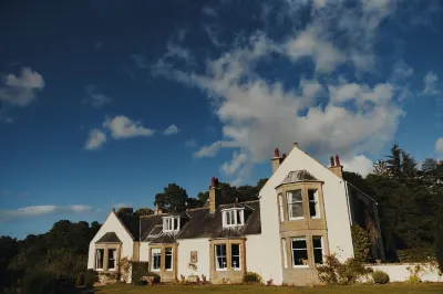 Lochside Luxury: Historic Home with Stunning Scottish Woodland Views Hotels in 