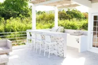 Charming 2-bedroom villa with AC, WiFi in tranquil Osbourn-Fitches Creek Hotels in Osbourn