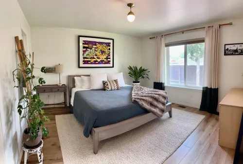 Stay between Glacier and Whitefish-cozy stylish