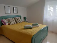 In the center of town, close to culture, the beach and the mountains. Pets accepted