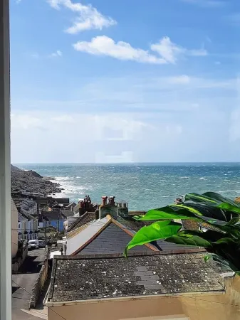 Bright & beautiful 4 bedroom house with sea views