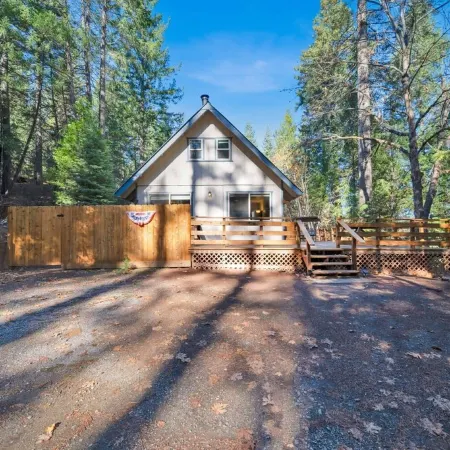 Cozy 3-bedroom cabin in beautiful Trinity Center with WiFi, AC