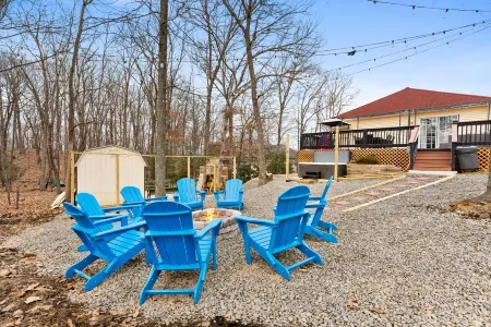 Walk to Beach HotTub FirePit Game room Lake View