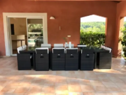 Villa with swimming pool in a quiet natural park