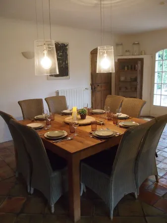 10 persons accommodation: spacious 6 pers villa + 4pers Cabanon in Aups (Provence)