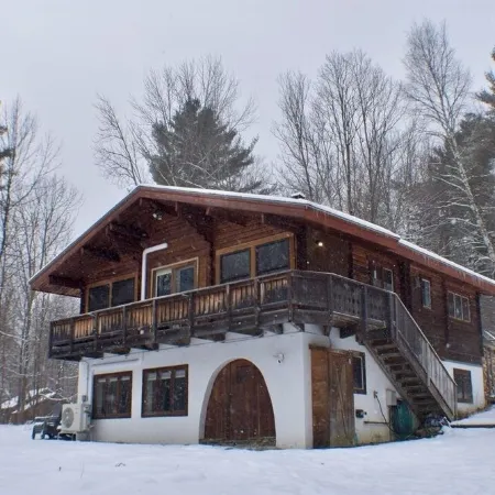 Cozy 4-bedroom chalet with WiFi, AC, fireplace in adventurous Mad River Valley