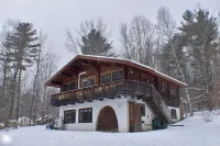 Cozy 4-bedroom chalet with WiFi, AC, fireplace in adventurous Mad River Valley