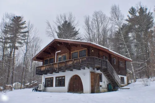 Cozy 4-bedroom chalet with WiFi, AC, fireplace in adventurous Mad River Valley