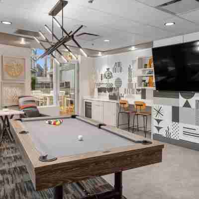Penthouse 2b 2b +Gym +Yoga Room +Lounge +Pool +WiFi in Downtown Bellevue Fitness & Recreational Facilities