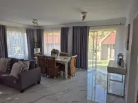 Beautiful rose garden cottage with pool n braai. Pet Friendly!