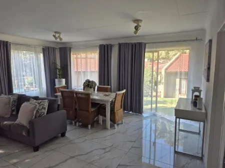 Beautiful rose garden cottage with pool n braai. Pet Friendly!