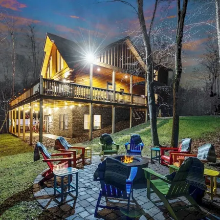 Upscale 5BR Cabin at Deep Creek - 4 King Suites + Hot Tub & Dog Friendly