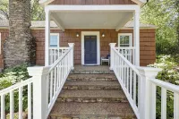 Cedar Cottage at Lake Guntersville Located a block from boat launch and park