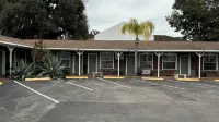Shamrock Cove Inn - Motels