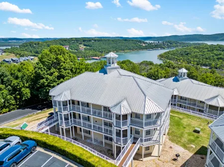 Charming Lakefront Access and Fun Amenities - Delightful Ozark Retreat Отели в г. Lampe