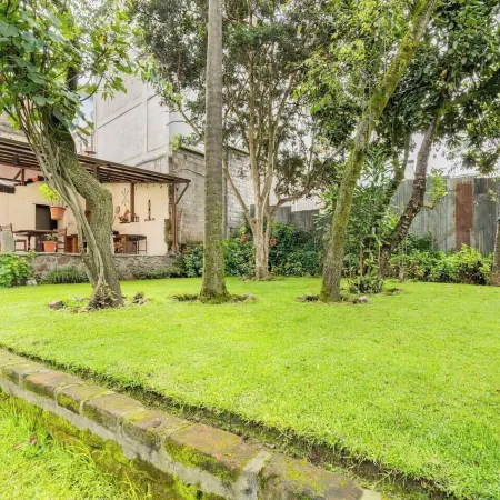 Traveler's House Quito Отели рядом с достопримечательностью «Церковь Общества Иисуса»