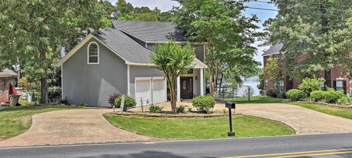 Cozy Lakefront Benton Home ~ 20 Mi to Shreveport! Отели в г. Бошьер Пэриш