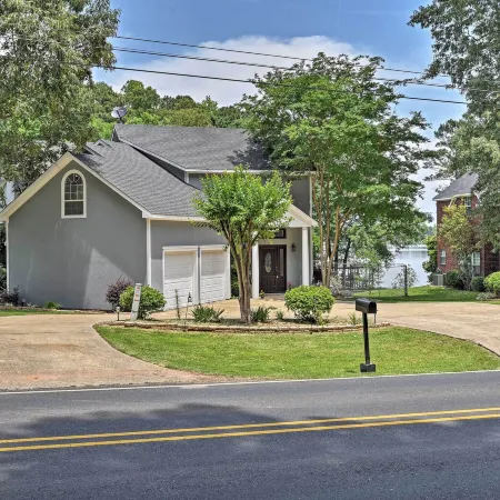 Cozy Lakefront Benton Home ~ 20 Mi to Shreveport!