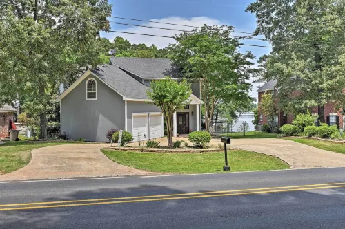 Cozy Lakefront Benton Home ~ 20 Mi to Shreveport! - 3-Star