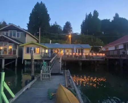 Cowibbean Cottage Uniquely situated over the ocean Hotels in Cowichan Bay