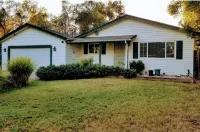 Hidden Charm- 3 bed-2 Bath, Pool & Game room 레딩 호텔