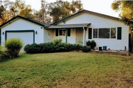 Hidden Charm- 3 bed-2 Bath, Pool & Game room