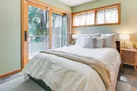 Modern Summit Lake Escape - Spacious Deck w/ View! - Balkoner